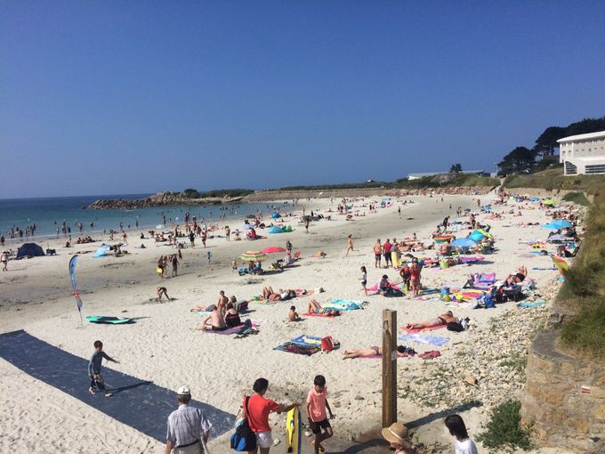 été  : vacanciers et trévousiens profitent du soleil à la  plage de Trestel à 50m de nos locations

